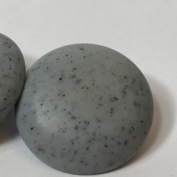 Lightweight Round Grey Speckled Clip On Earrings - Picture 2 of 6